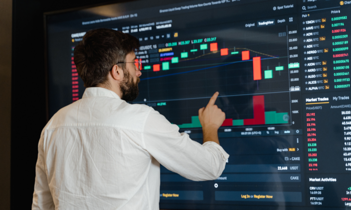Analyste observant des données financières sur un écran